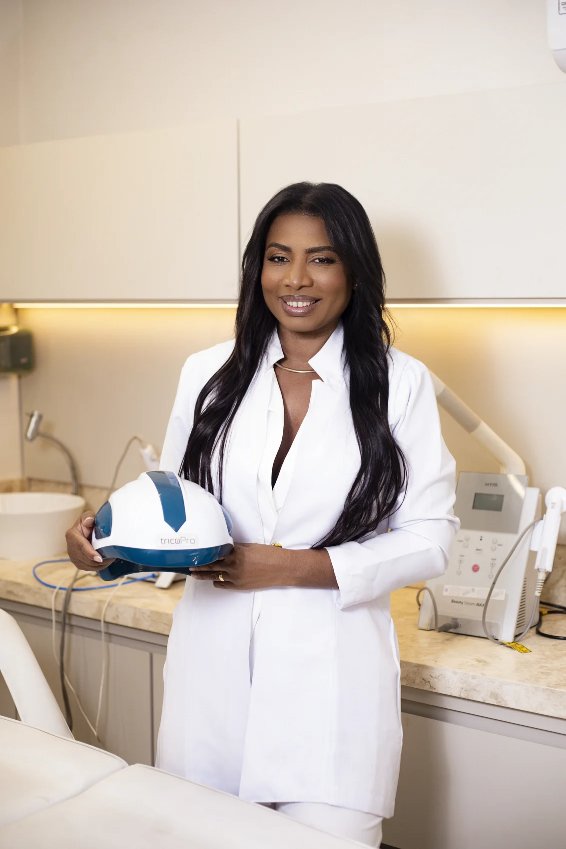Alessandra Gomes com equipamento de cuidado capilar na clínica