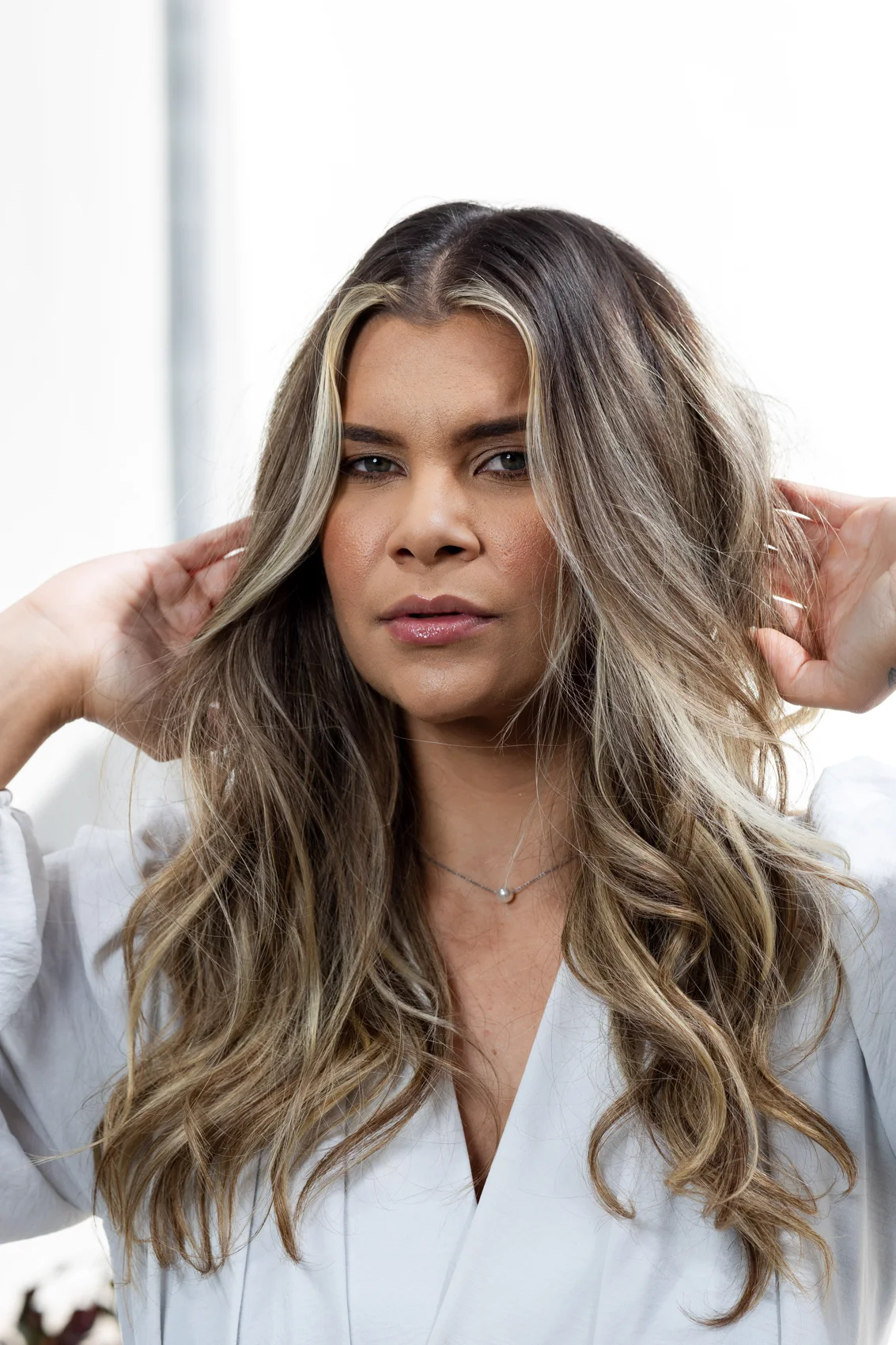 Mechas loiras em cabelo longo com acabamento ondulado